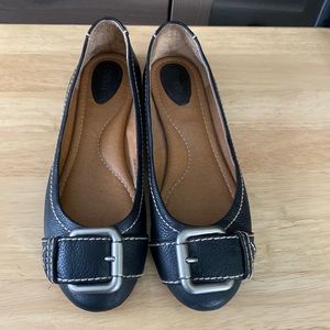 Fossil Buckle Flats black